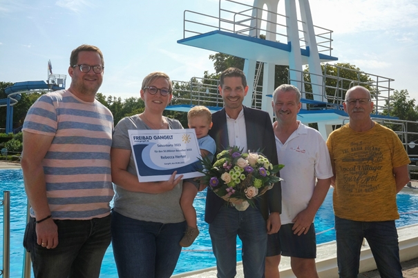 Bürgermeister Guido Willems begrüßt die 50.000ste Besucherin des Freibads